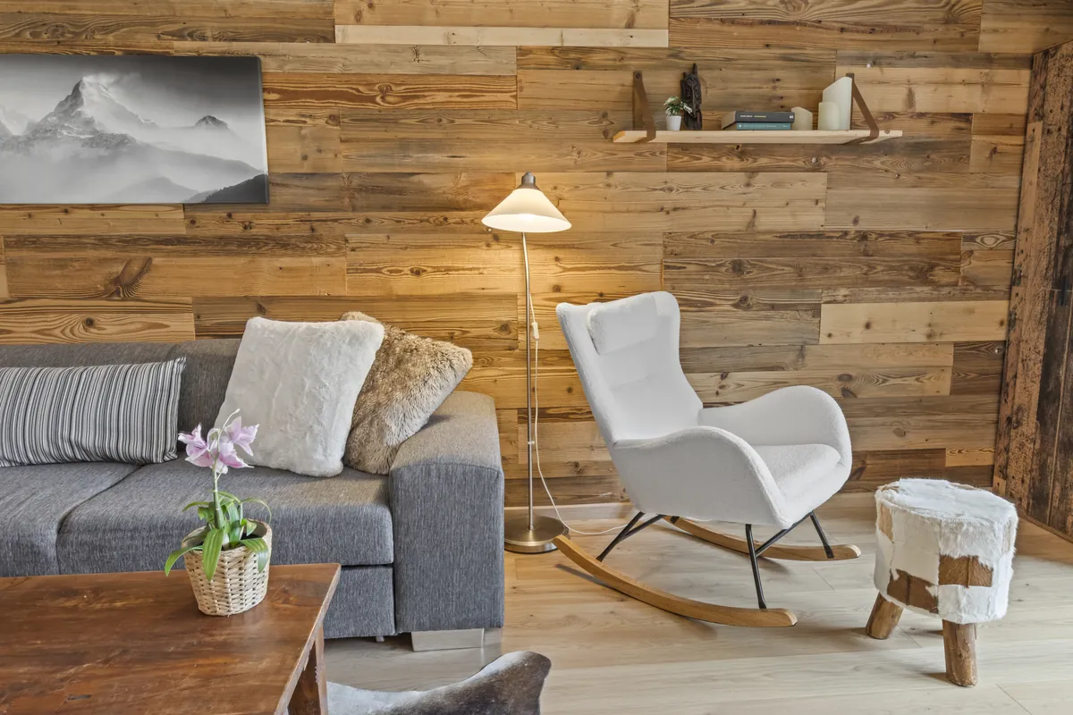 Salon de chalet propre et chaleureux